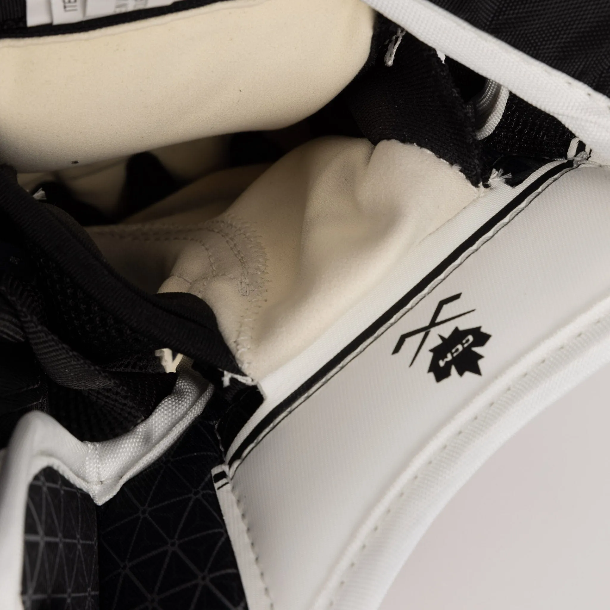 CCM Extreme Flex 6 Senior Goalie Blocker