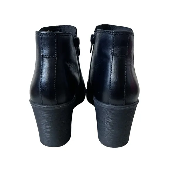 Clark’s black leather ankle wedge booties size 7