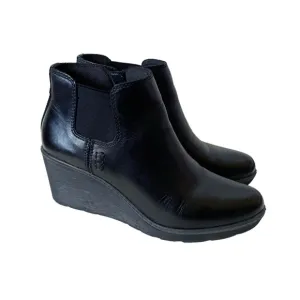 Clark’s black leather ankle wedge booties size 7