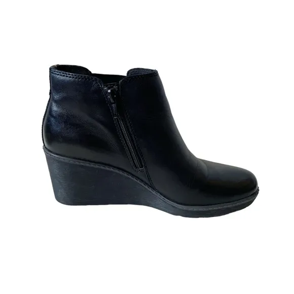 Clark’s black leather ankle wedge booties size 7