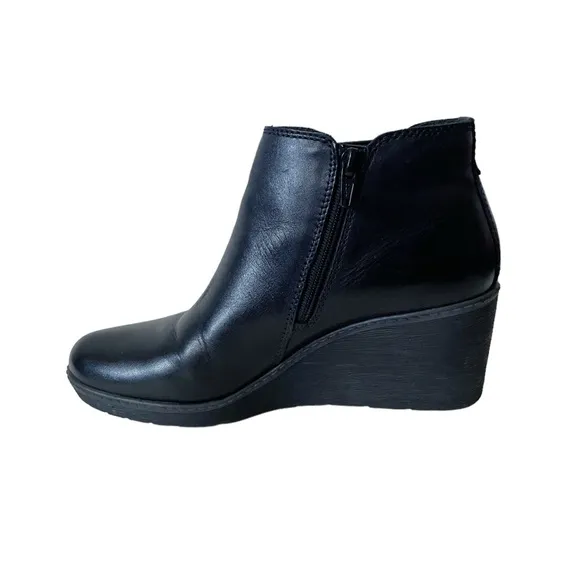 Clark’s black leather ankle wedge booties size 7