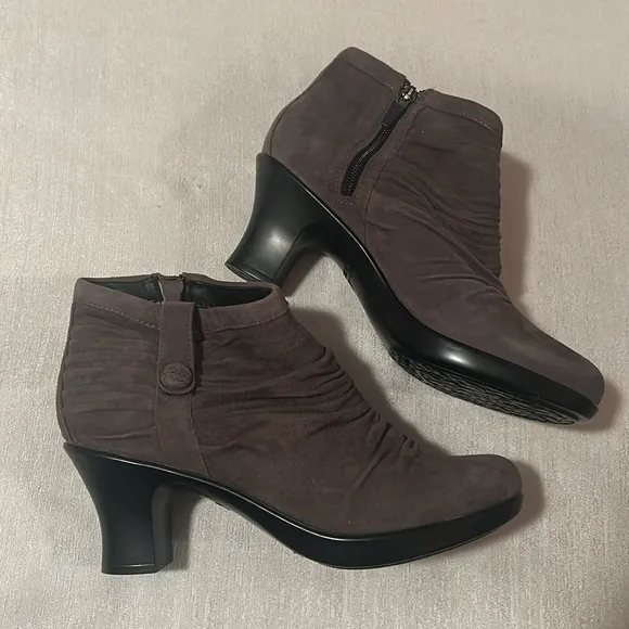 Dansko Women’s Buffy Black Leather Scrunch Ankle Booties Size 39 Great condition