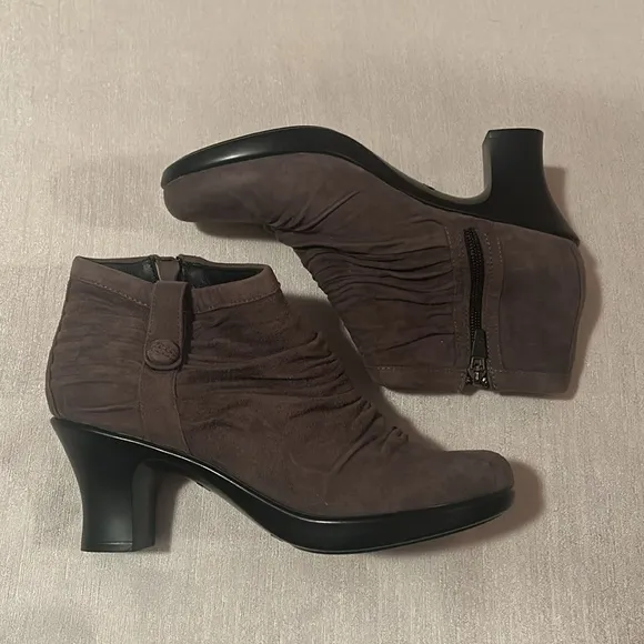 Dansko Women’s Buffy Black Leather Scrunch Ankle Booties Size 39 Great condition
