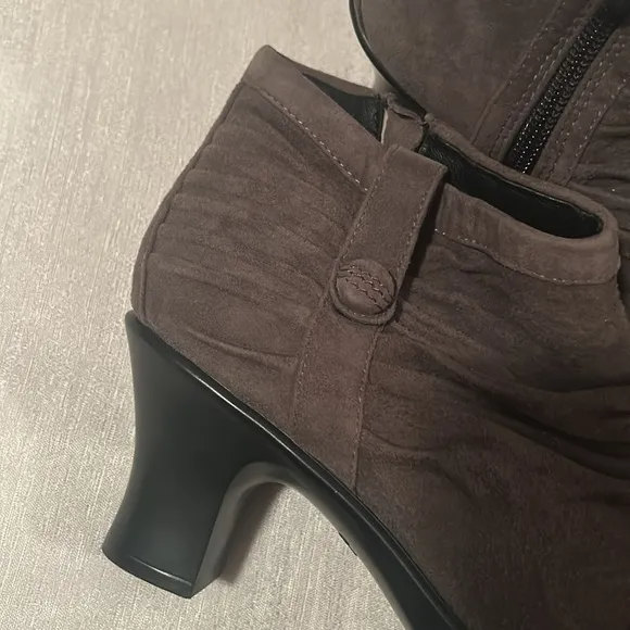 Dansko Women’s Buffy Black Leather Scrunch Ankle Booties Size 39 Great condition
