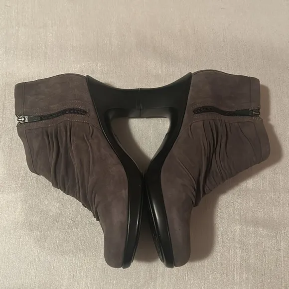 Dansko Women’s Buffy Black Leather Scrunch Ankle Booties Size 39 Great condition