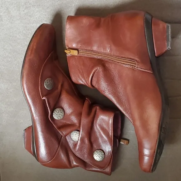 Eric Michael Web shoemakes Women's Boho Pleated Ankle Button Bootie Eu 38 US 7.5