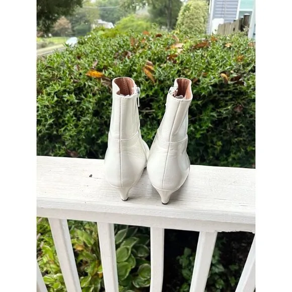 Jeffrey Campbell Muse White Ankle Booties EUC Size 5.5