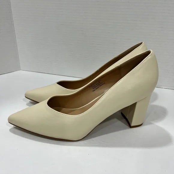 Journee Collection Womens‎ Simonne Pointed Toe Block Heel Pumps. Size: 9.5WD