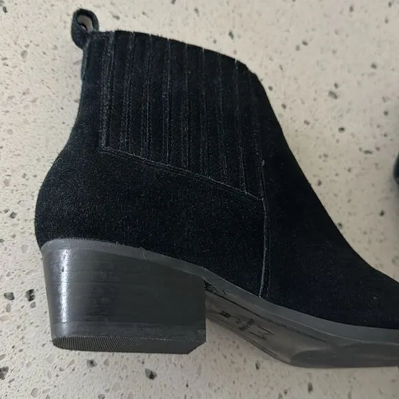 MARC FISHER LTD Black Suede Leather Ankle Booties Pointed Toe Pull On Size 6 EUC