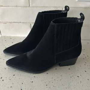 MARC FISHER LTD Black Suede Leather Ankle Booties Pointed Toe Pull On Size 6 EUC
