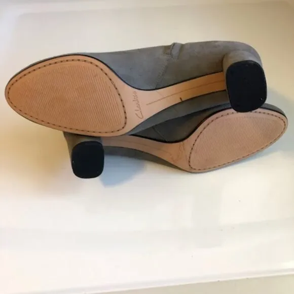 New CLARKS Grey Suede Heeled Ankle Booties Almond Toe Elastic Cuff SZ 9