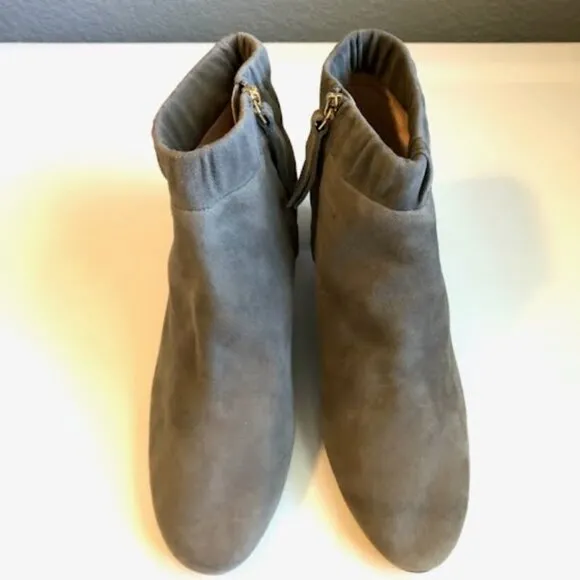 New CLARKS Grey Suede Heeled Ankle Booties Almond Toe Elastic Cuff SZ 9