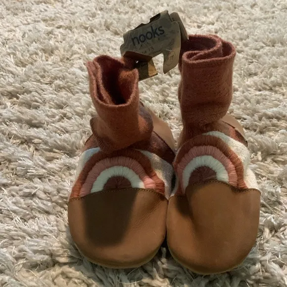 Nooks Rainbow Embroidered Wool Booties – Clay