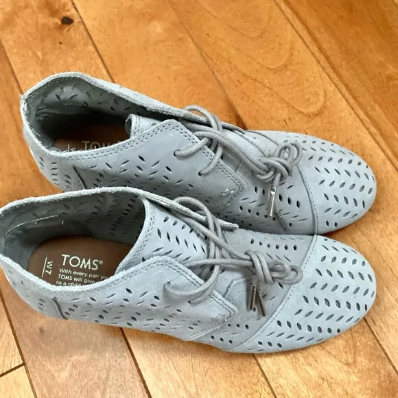 NWOT TOMS Desert Wedge Drizzle Grey Suede Perf Leaf Size 7