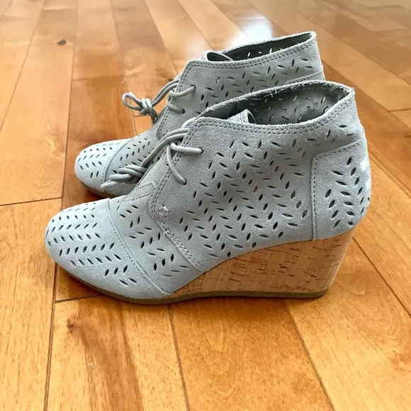 NWOT TOMS Desert Wedge Drizzle Grey Suede Perf Leaf Size 7