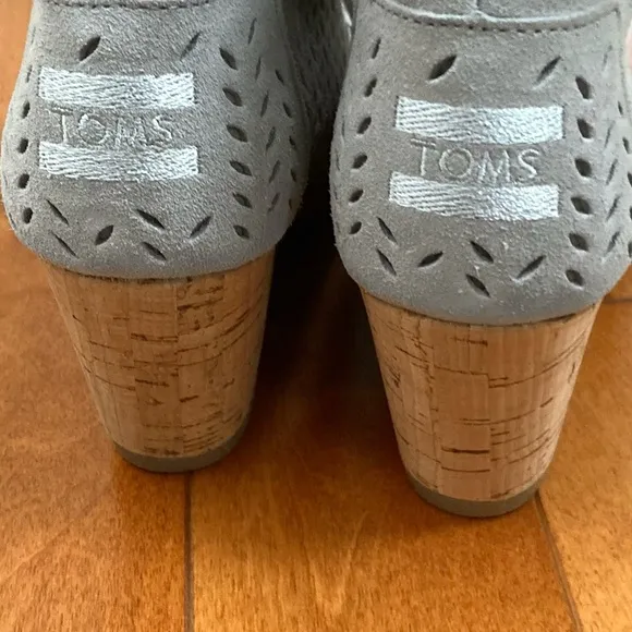 NWOT TOMS Desert Wedge Drizzle Grey Suede Perf Leaf Size 7