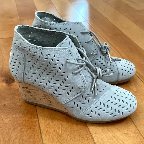 NWOT TOMS Desert Wedge Drizzle Grey Suede Perf Leaf Size 7