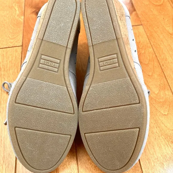 NWOT TOMS Desert Wedge Drizzle Grey Suede Perf Leaf Size 7