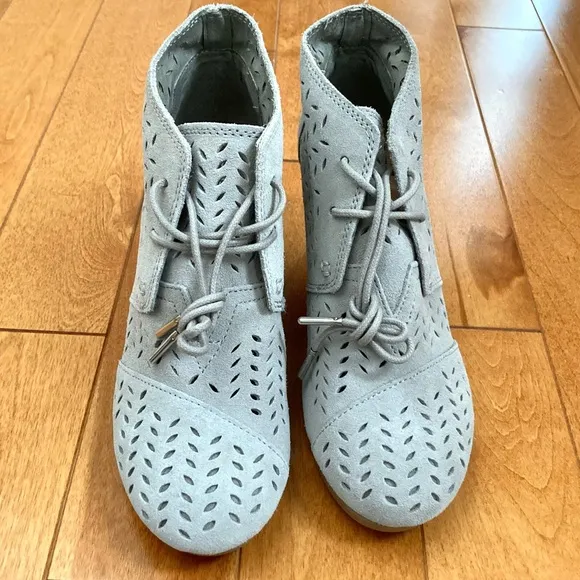 NWOT TOMS Desert Wedge Drizzle Grey Suede Perf Leaf Size 7