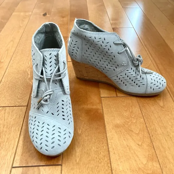 NWOT TOMS Desert Wedge Drizzle Grey Suede Perf Leaf Size 7