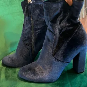 Steve Madden Navy Velvet Booties - WORN ONCE - In Excellent Condition - Zipper