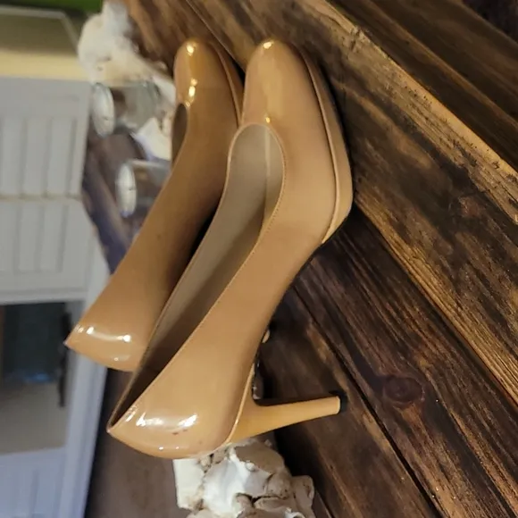 Stuart Weitzman Hummus Aniline Patent Leather Pumps Rounded Toe