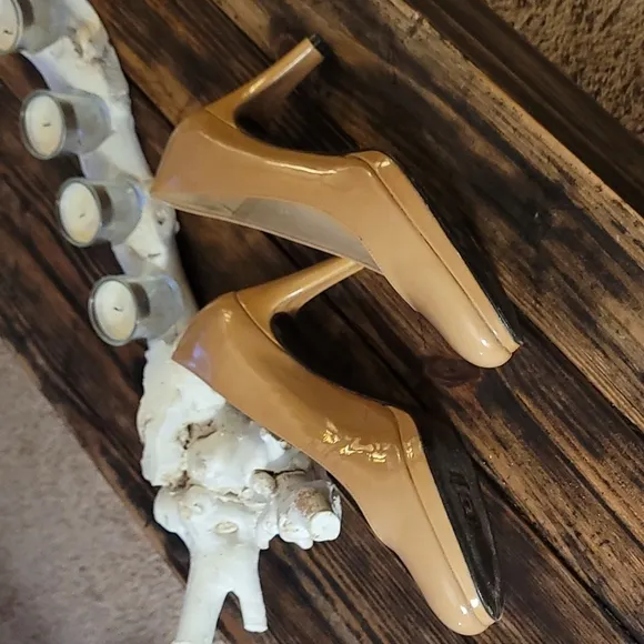 Stuart Weitzman Hummus Aniline Patent Leather Pumps Rounded Toe