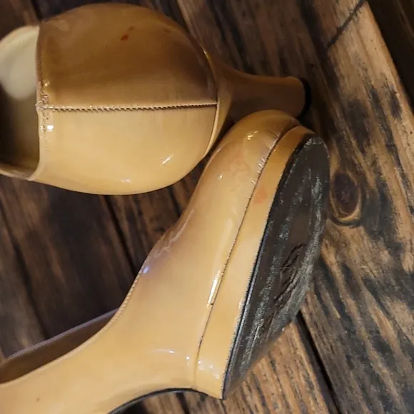 Stuart Weitzman Hummus Aniline Patent Leather Pumps Rounded Toe