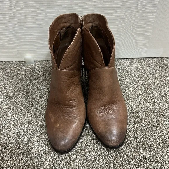 Vince Camuto Franell leather ankle booties size 8 brown SO SOFT