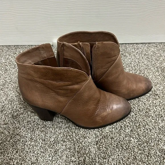 Vince Camuto Franell leather ankle booties size 8 brown SO SOFT