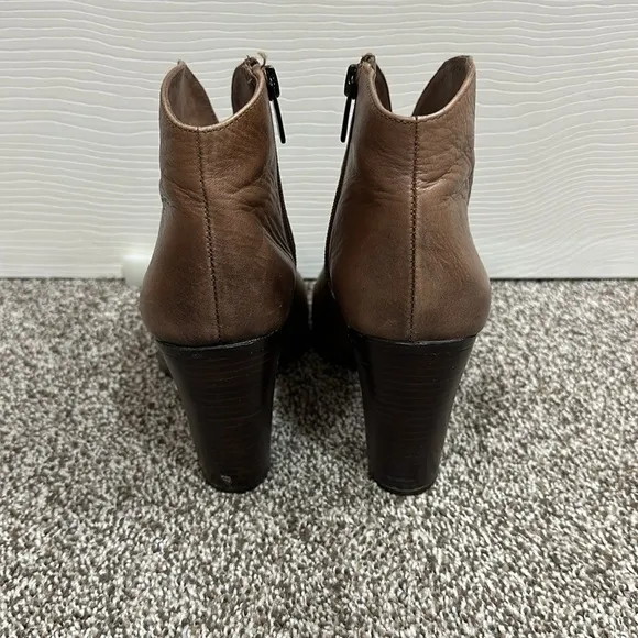 Vince Camuto Franell leather ankle booties size 8 brown SO SOFT