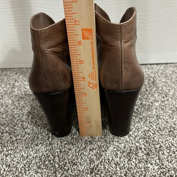 Vince Camuto Franell leather ankle booties size 8 brown SO SOFT