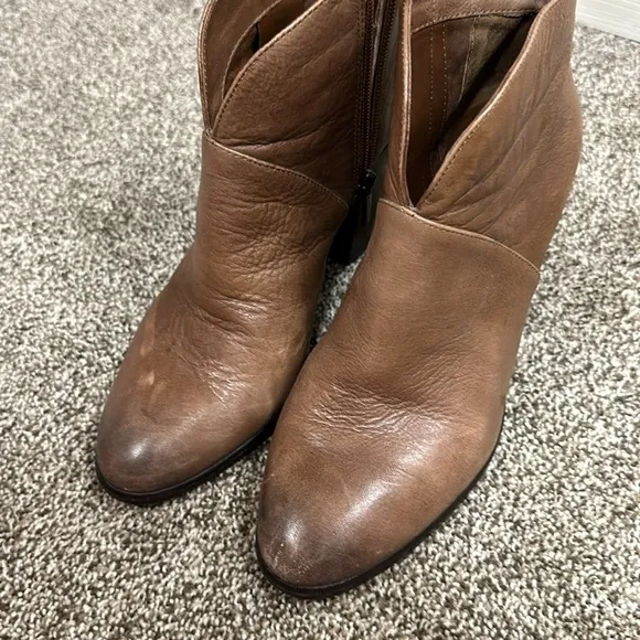 Vince Camuto Franell leather ankle booties size 8 brown SO SOFT