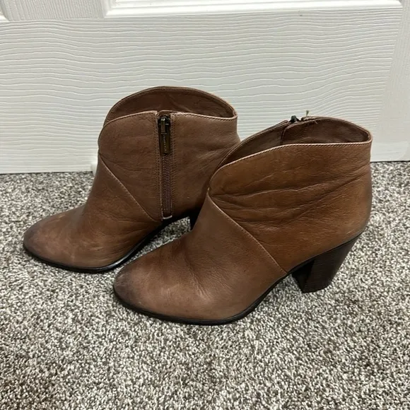 Vince Camuto Franell leather ankle booties size 8 brown SO SOFT